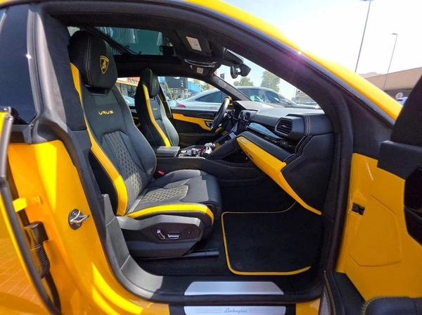 Lamborghini Urus S 4.0T V8 S Canadian Specs Original paint 2023 - AED 880,000 (AED 925,000)