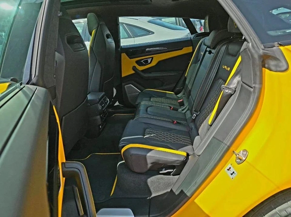 Lamborghini Urus S 4.0T V8 S Canadian Specs Original paint 2023 - AED 880,000 (AED 925,000)