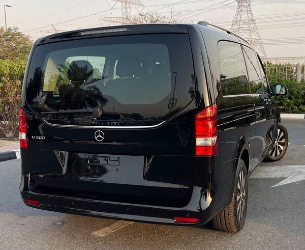 Mercedes Benz V300 5 years Warranty 2025 GCC - AED 285,000 (AED 309,000)