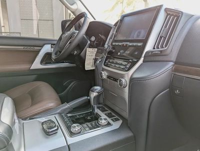 Toyota Land Cruiser VXR Grand Touring 2019 GCC V8 Full Option TOP Very Premium Condition-11