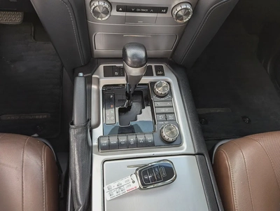 Toyota Land Cruiser VXR Grand Touring 2019 GCC V8 Full Option TOP Very Premium Condition-12
