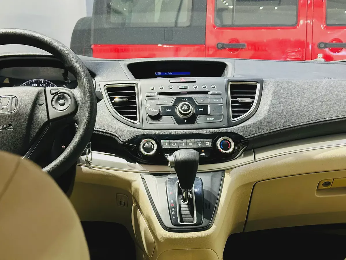 HONDA CRV LX GCC SPECS 2016 FULL ORIGINAL PAINT FIRST OWNER MINT CONDITION WITH ONE YEAR WARRANTY-13-13
