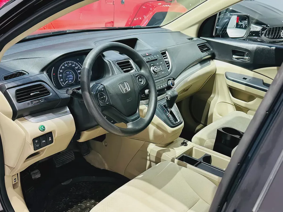 HONDA CRV LX GCC SPECS 2016 FULL ORIGINAL PAINT FIRST OWNER MINT CONDITION WITH ONE YEAR WARRANTY-15-15