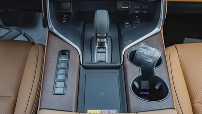 2026 Lexus LX700h Signature 3.5L Twin-Turbo AT Hybrid 07 Seaters With auto parking (Black)-5