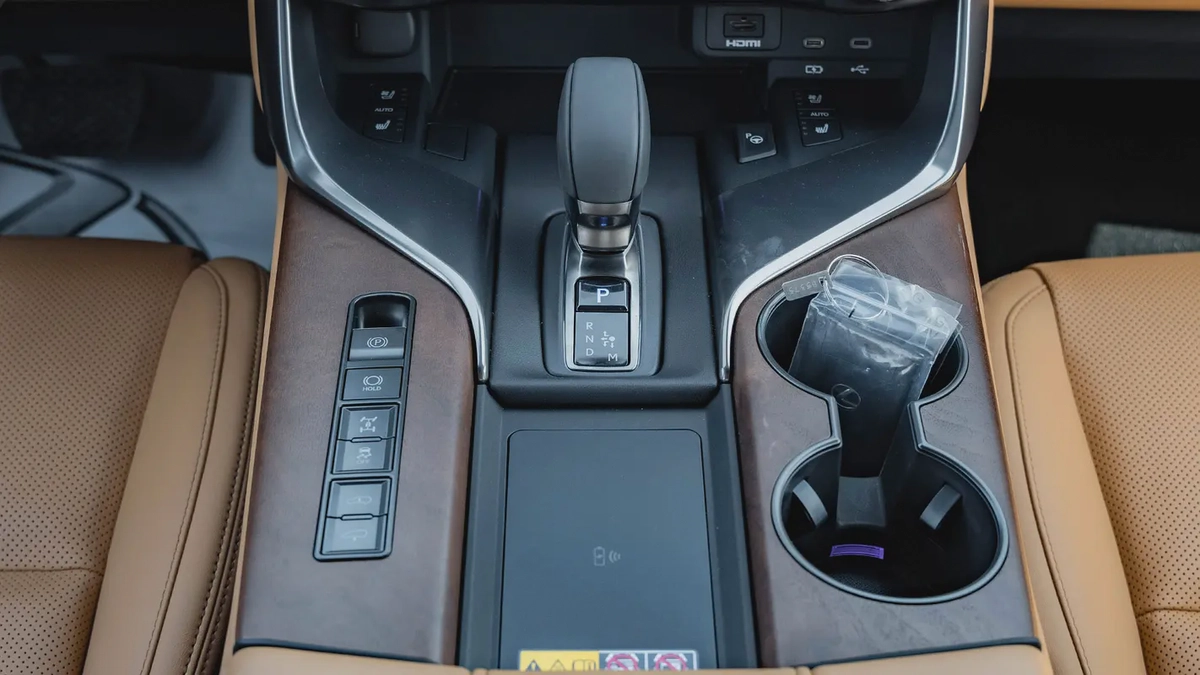 2026 Lexus LX700h Signature 3.5L Twin-Turbo AT Hybrid 07 Seaters With auto parking (Black)-5-5