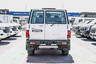 Toyota Land Cruiser 4.0L LC76 LX 2026 GCC Specs-3