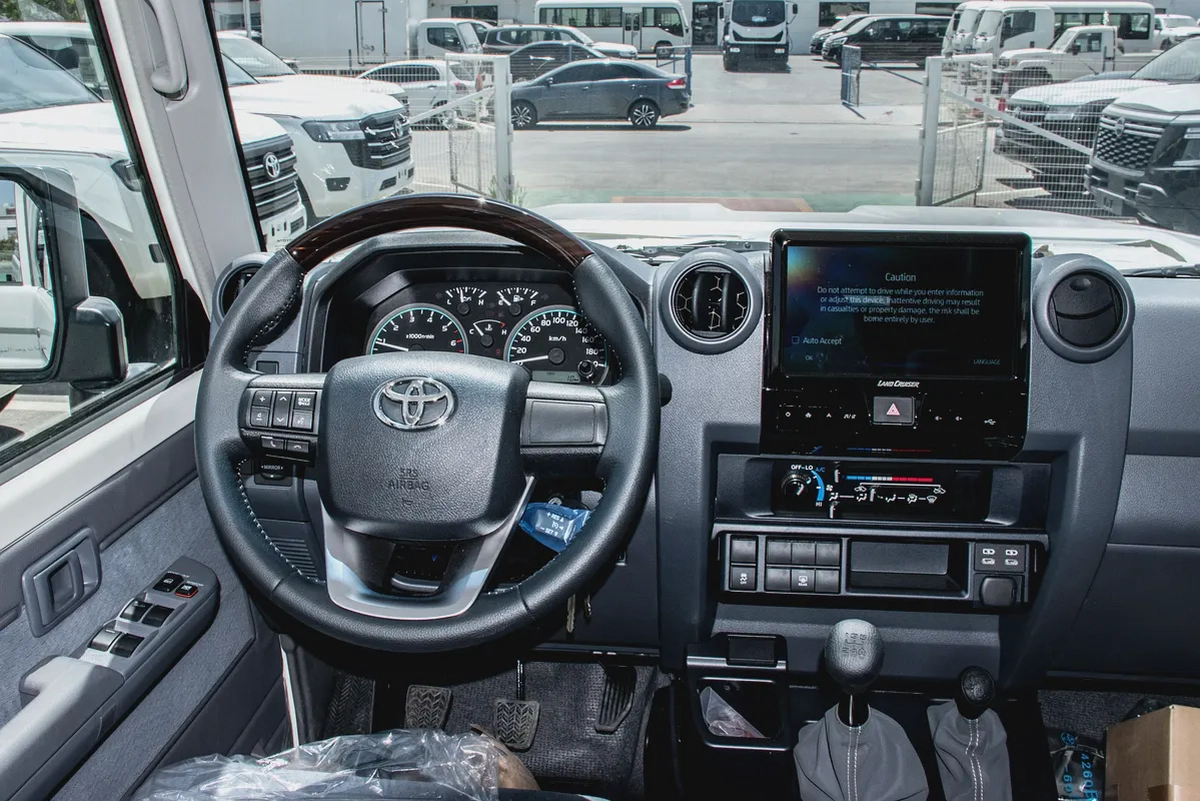 Toyota Land Cruiser 4.0L LC76 LX 2026 GCC Specs-14-14