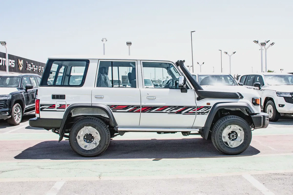 Toyota Land Cruiser 4.0L LC76 LX 2026 GCC Specs-4-4