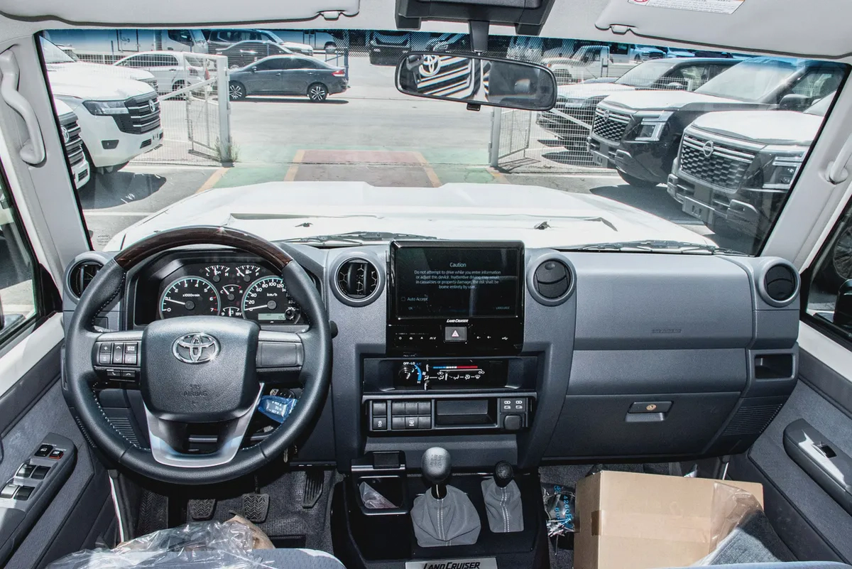 Toyota Land Cruiser 4.0L LC76 LX 2026 GCC Specs-5-5