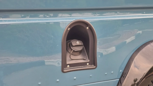 Land Rover MADefender 110 Pickup High Cap