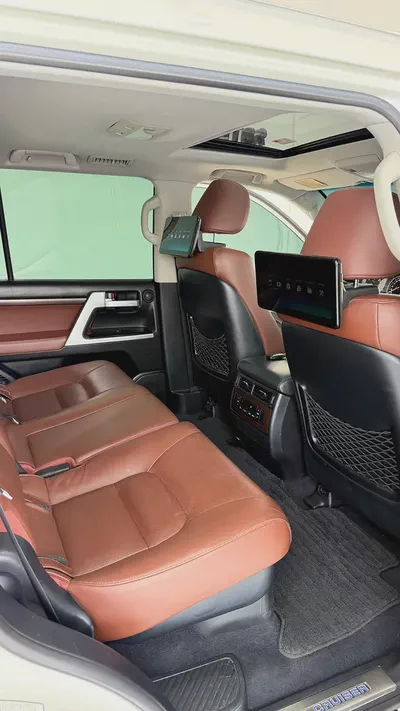 Pristine Toyota Land Cruiser VXR 2017 | GCC Specs | Low Mileage | Fully Loaded-12