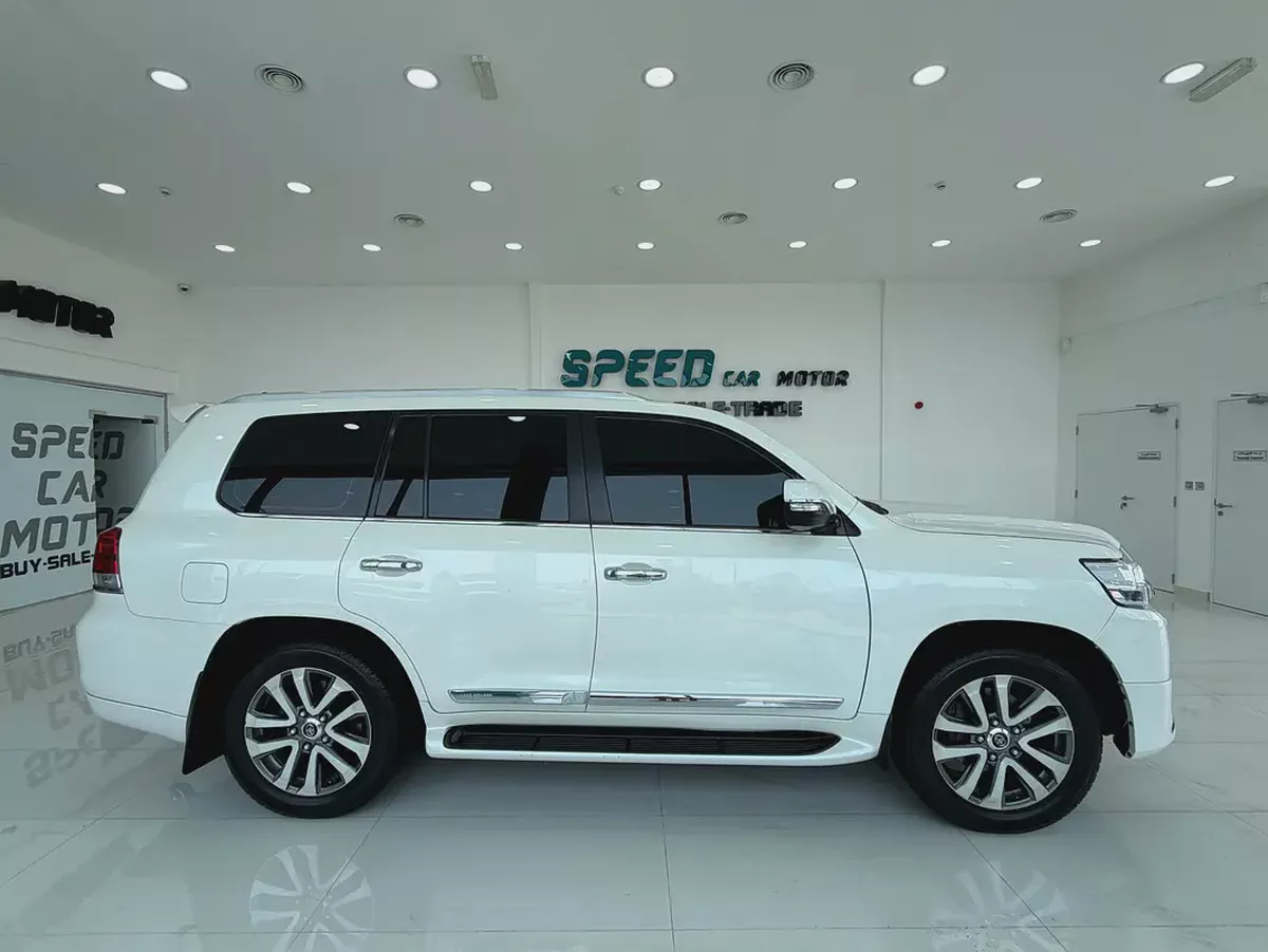Pristine Toyota Land Cruiser VXR 2017 | GCC Specs | Low Mileage | Fully Loaded-5-5