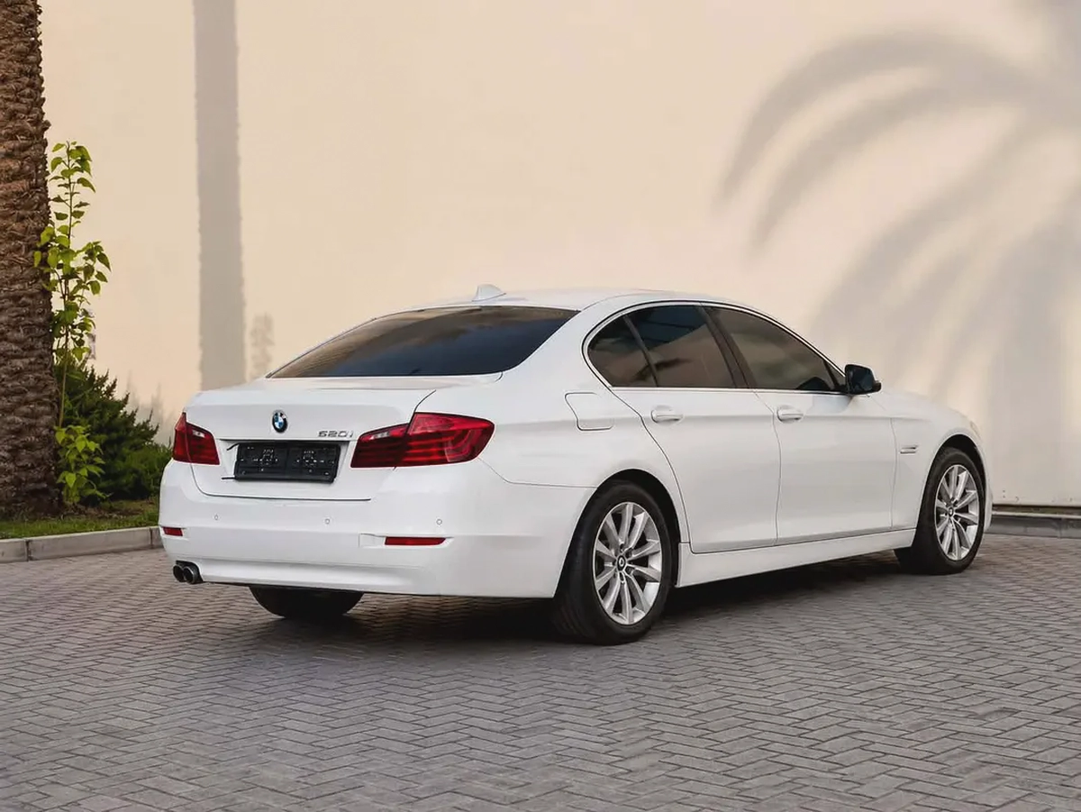 AED 1,800 P.M | BMW 5 SERIES | 520i |EXCLUSIVE | 2015 GCC | ORIGINAL PAINT-4-4