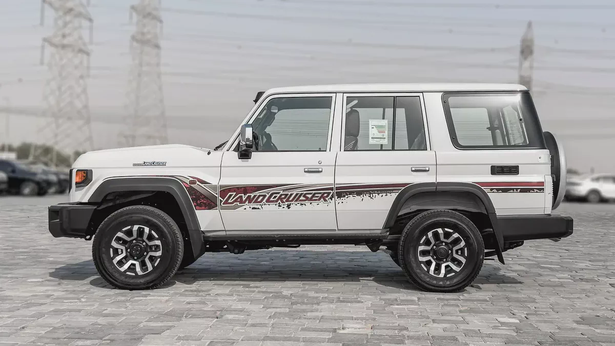 2026 Toyota Land Cruiser LC76 2.8L AT Diesel (White-Brown) Omani-2-2