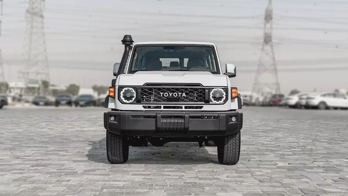 2026 Toyota Land Cruiser LC76 2.8L AT Diesel (White-Brown) Omani-3-3