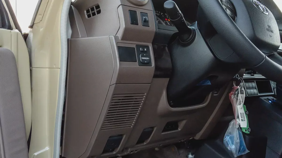 2026 Toyota Land Cruiser LC76 4.0L AT Petrol (Beige-Brown) Basic-9-9