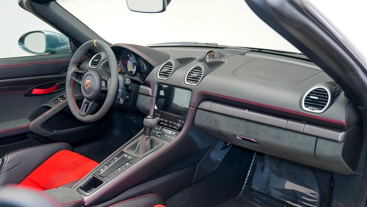 Porsche 718 Cayman GT4 RS-2-2