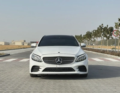 Mercedes-Benz C200 AMG Line | 2019 | GCC | 135,000 km | White / Burgundy-4