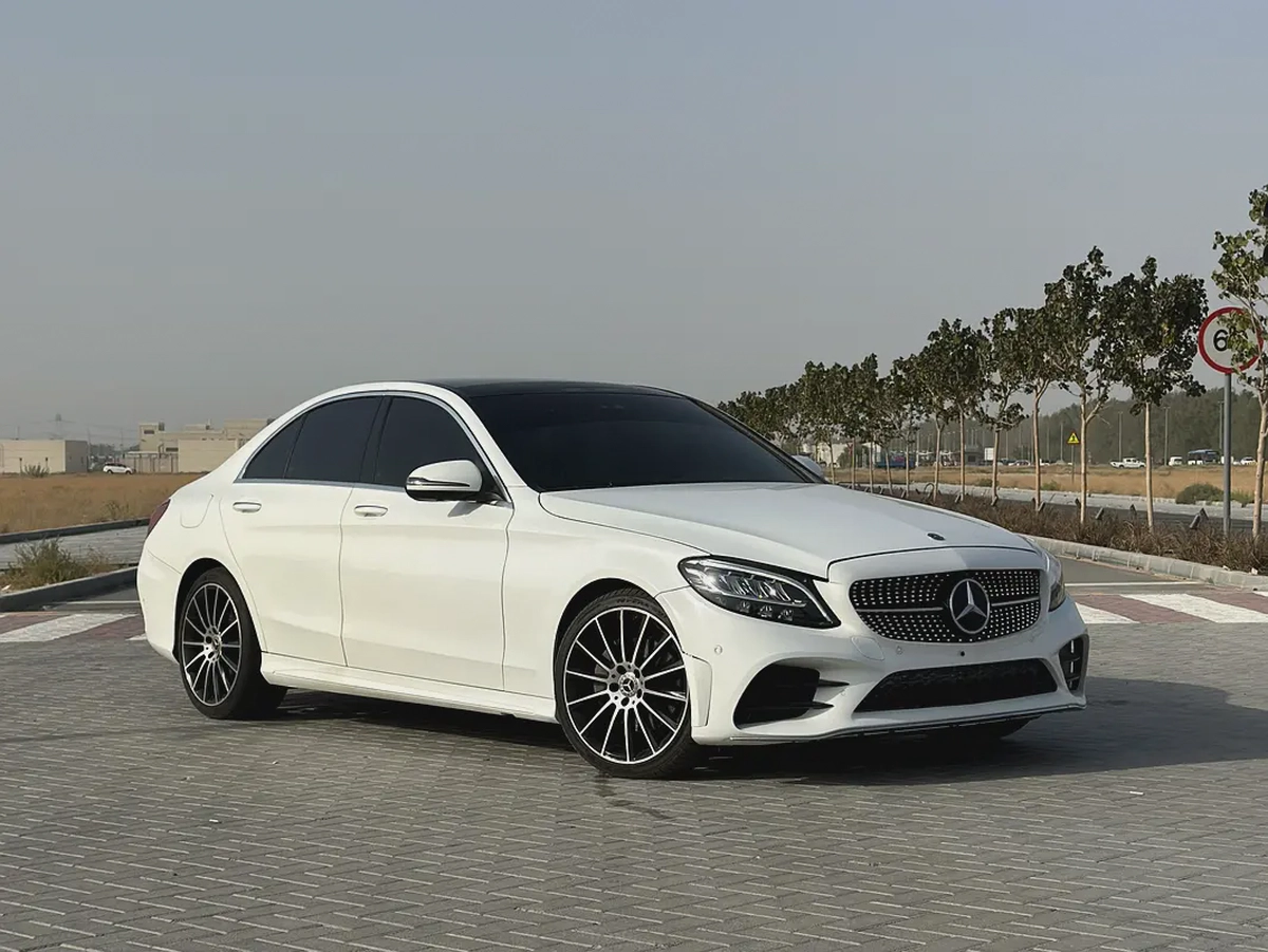 Mercedes-Benz C200 AMG Line | 2019 | GCC | 135,000 km | White / Burgundy