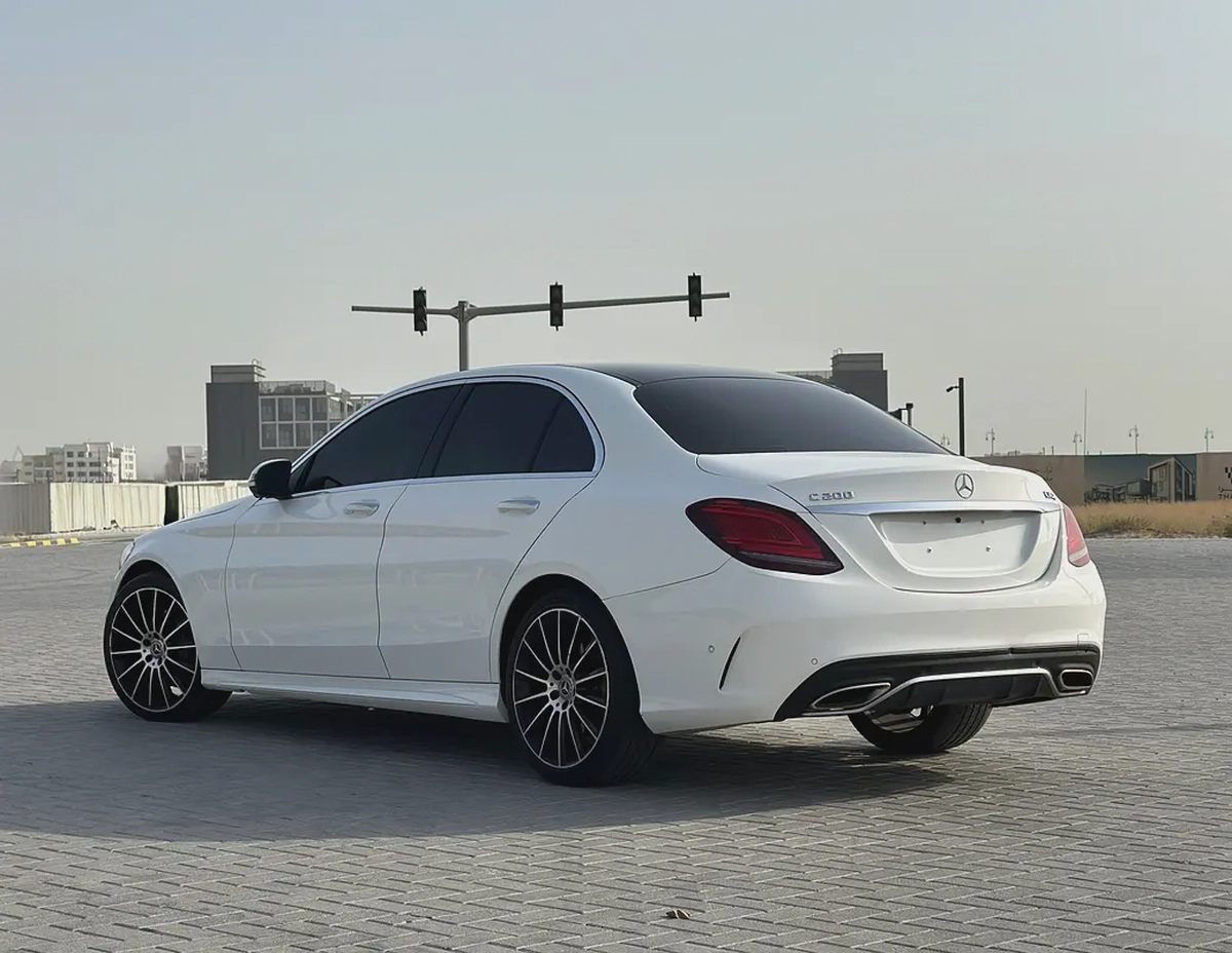Mercedes-Benz C200 AMG Line | 2019 | GCC | 135,000 km | White / Burgundy-1-1