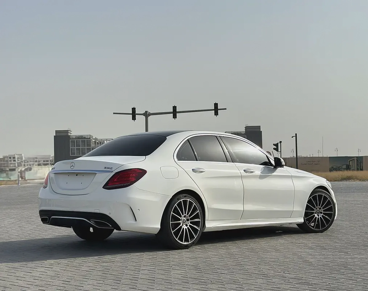Mercedes-Benz C200 AMG Line | 2019 | GCC | 135,000 km | White / Burgundy-3-3