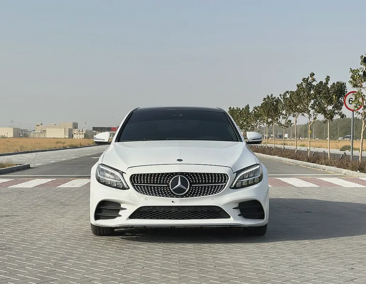 Mercedes-Benz C200 AMG Line | 2019 | GCC | 135,000 km | White / Burgundy-4-4