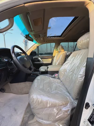 TOYOTA LAND CRUISER 2010 — GXR V8-6