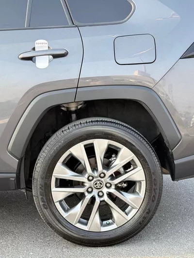 Toyota RAV4 XLE 2023-9