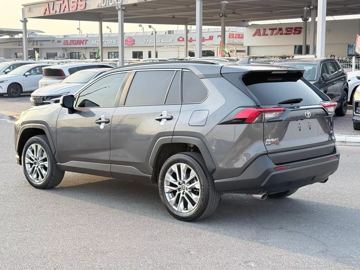 Toyota RAV4 XLE 2023-11-0