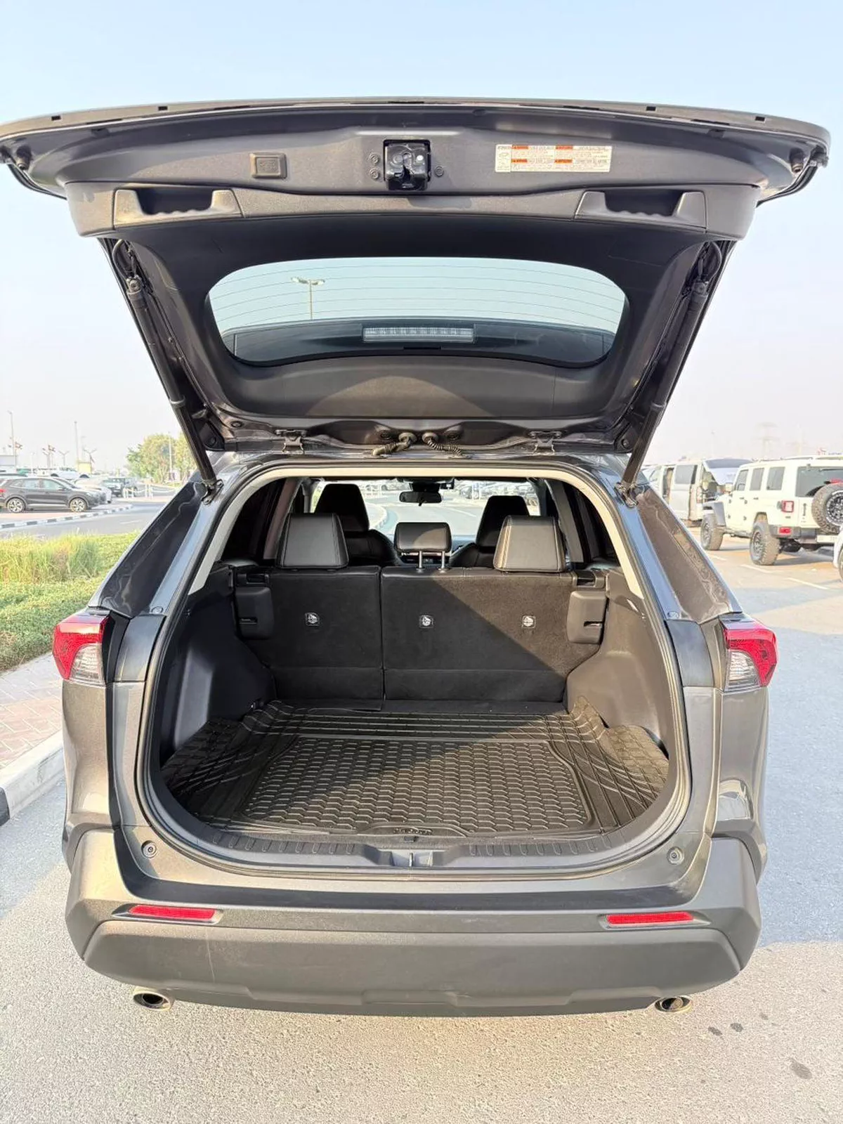 Toyota RAV4 XLE 2023-19-0
