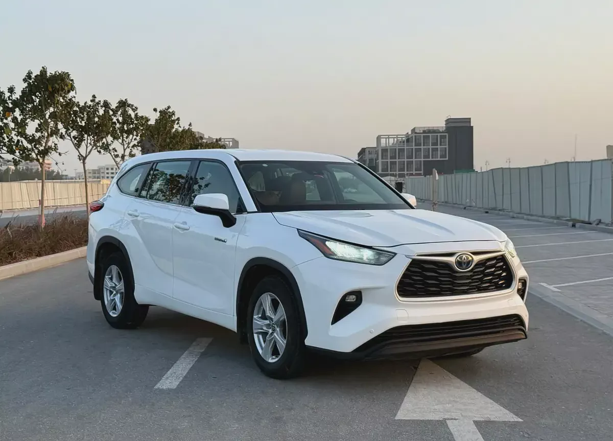 2022 Model - Highlander Hybrid - GCC Specs - Excellent Condition - 7 seater-1-1