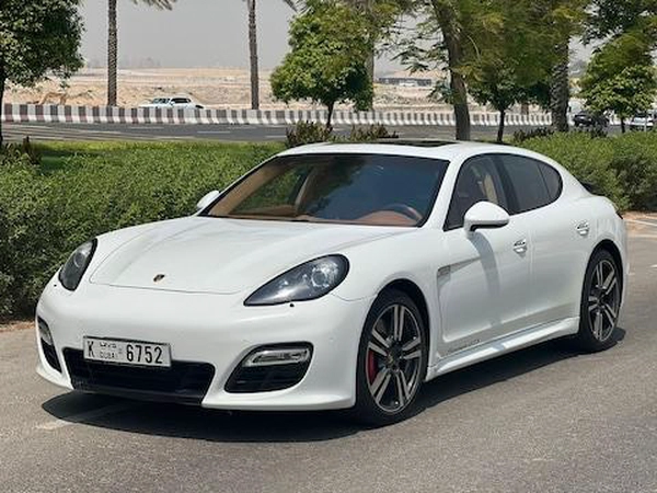 PORSCHE PANAMERA. GTS
