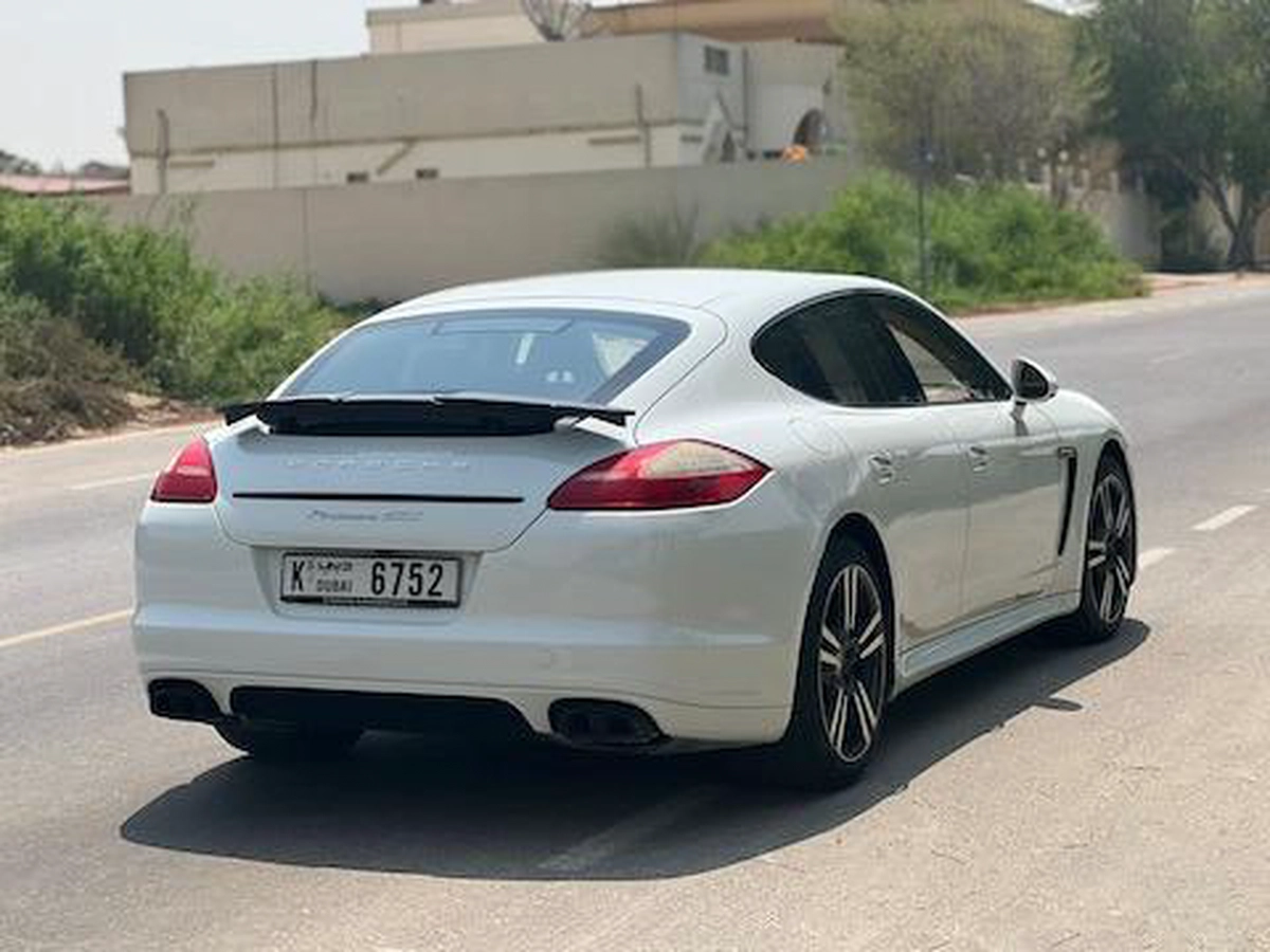 PORSCHE PANAMERA. GTS-7-7