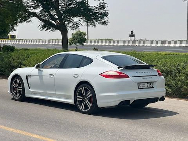 PORSCHE PANAMERA. GTS
