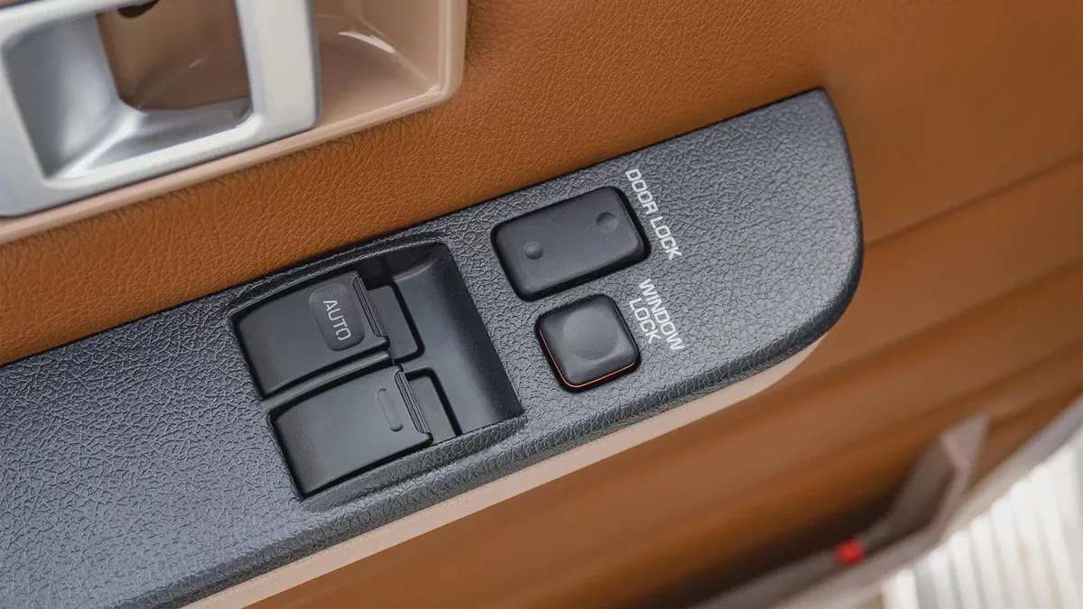 2025 Toyota Land Cruiser LC71 4.0L AT Petrol Full Option (Silver-Brown)-9-9