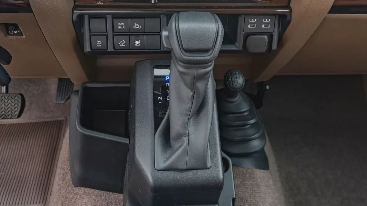 2025 Toyota Land Cruiser LC71 4.0L AT Petrol Full Option (Silver-Brown)-16-16