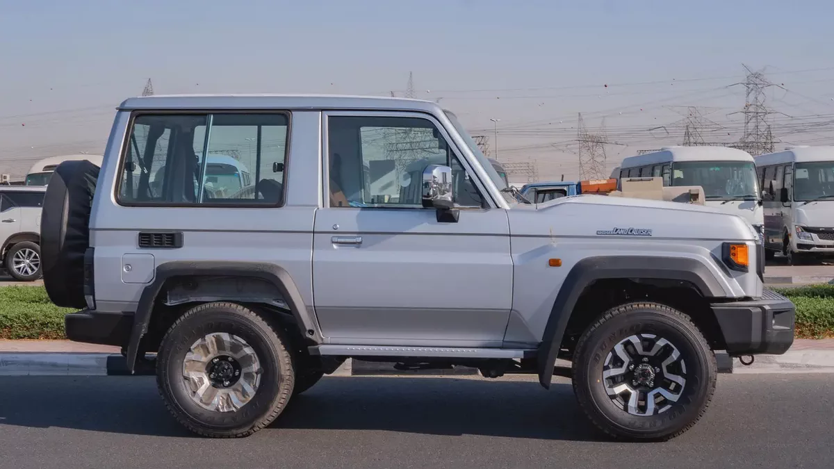 2025 Toyota Land Cruiser LC71 4.0L AT Petrol Full Option (Silver-Brown)-1-1