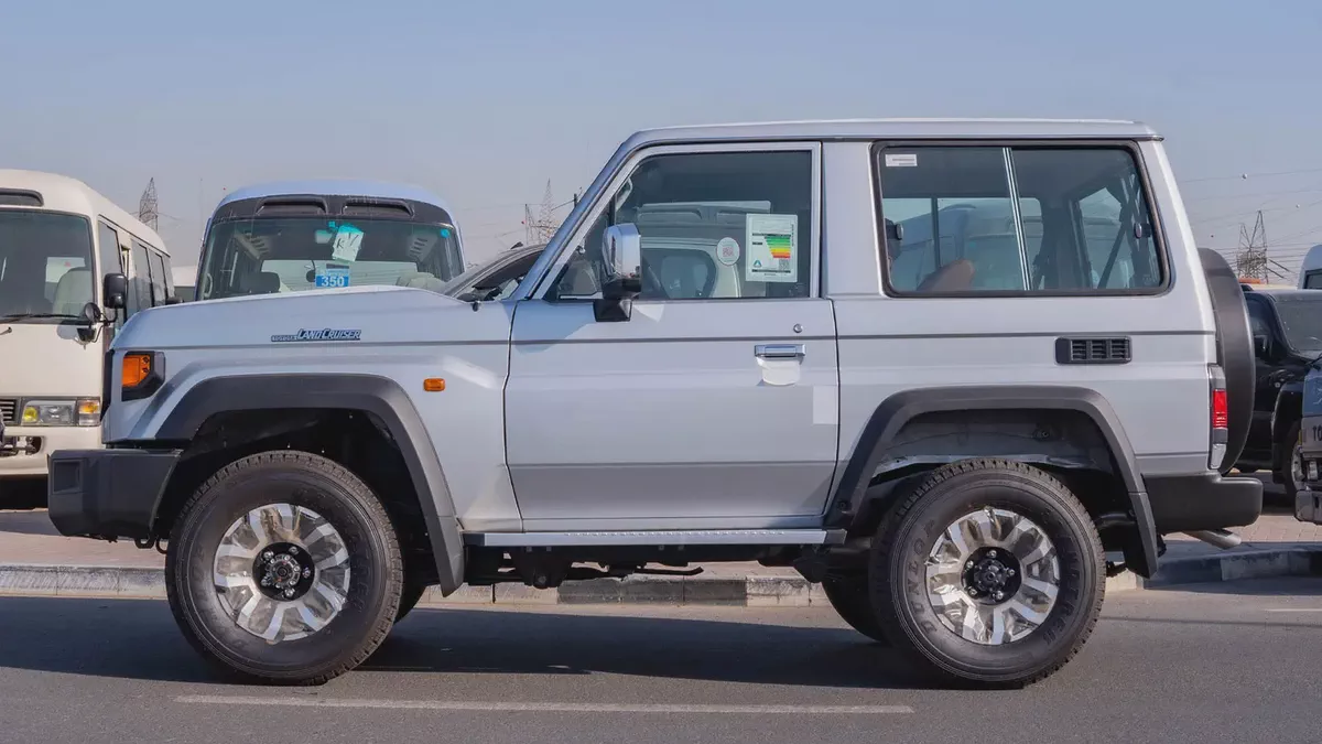 2025 Toyota Land Cruiser LC71 4.0L AT Petrol Full Option (Silver-Brown)-2-2