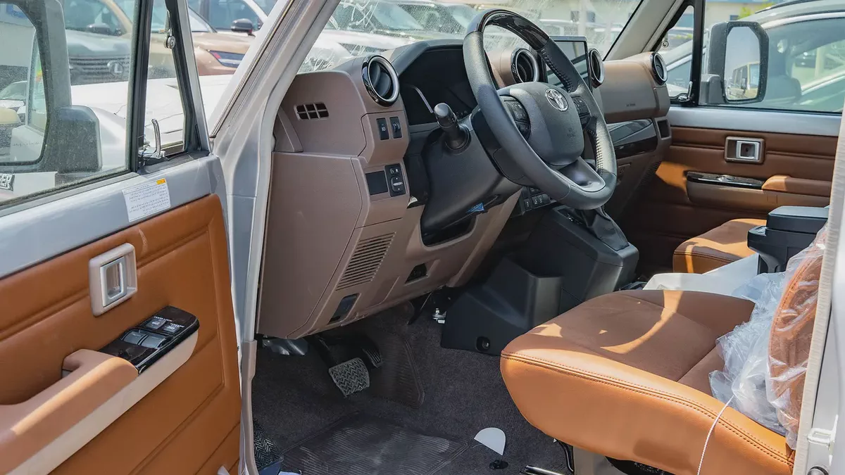 2025 Toyota Land Cruiser LC71 4.0L AT Petrol Full Option (Silver-Brown)-8-8