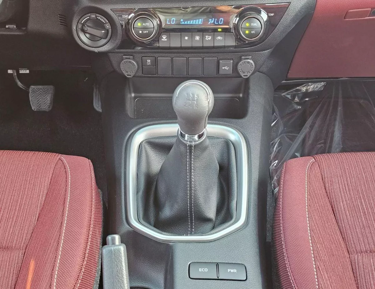 Toyota Hilux SR5 WIDE BODY DOUBLE CABIN || FULL OPTION  | PUSH START| WITHOUT DIFF-LOCK | PETROL M/T 2.7L V4 4WD-18-0