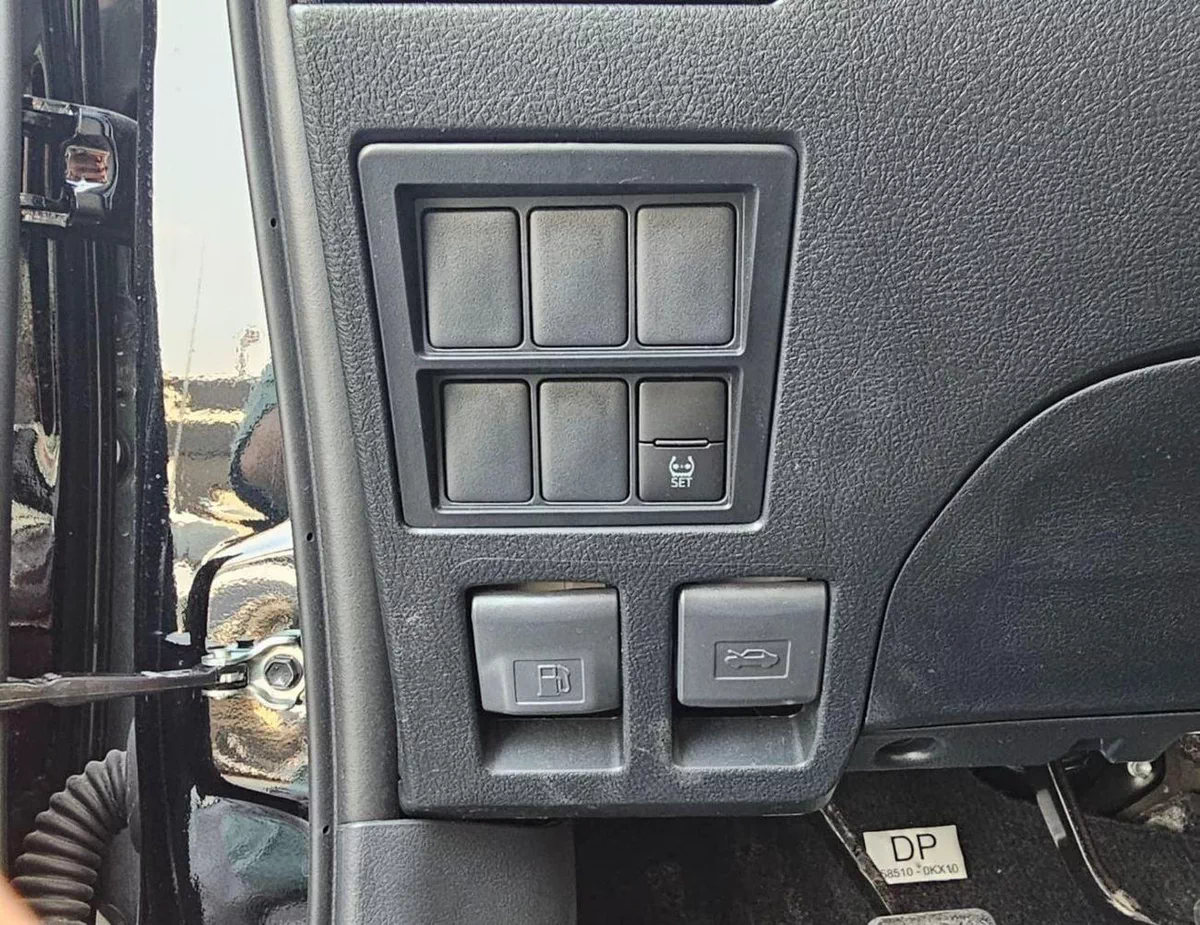 Toyota Hilux SR5 WIDE BODY DOUBLE CABIN || FULL OPTION  | PUSH START| WITHOUT DIFF-LOCK | PETROL M/T 2.7L V4 4WD-24-0