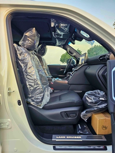 Toyota Land Cruiser VX || 4.0L PETROL V6 | RADAR | BIG DVD | LEATHER WITH MEMORY SEATS (CODE#VX4MA)-13