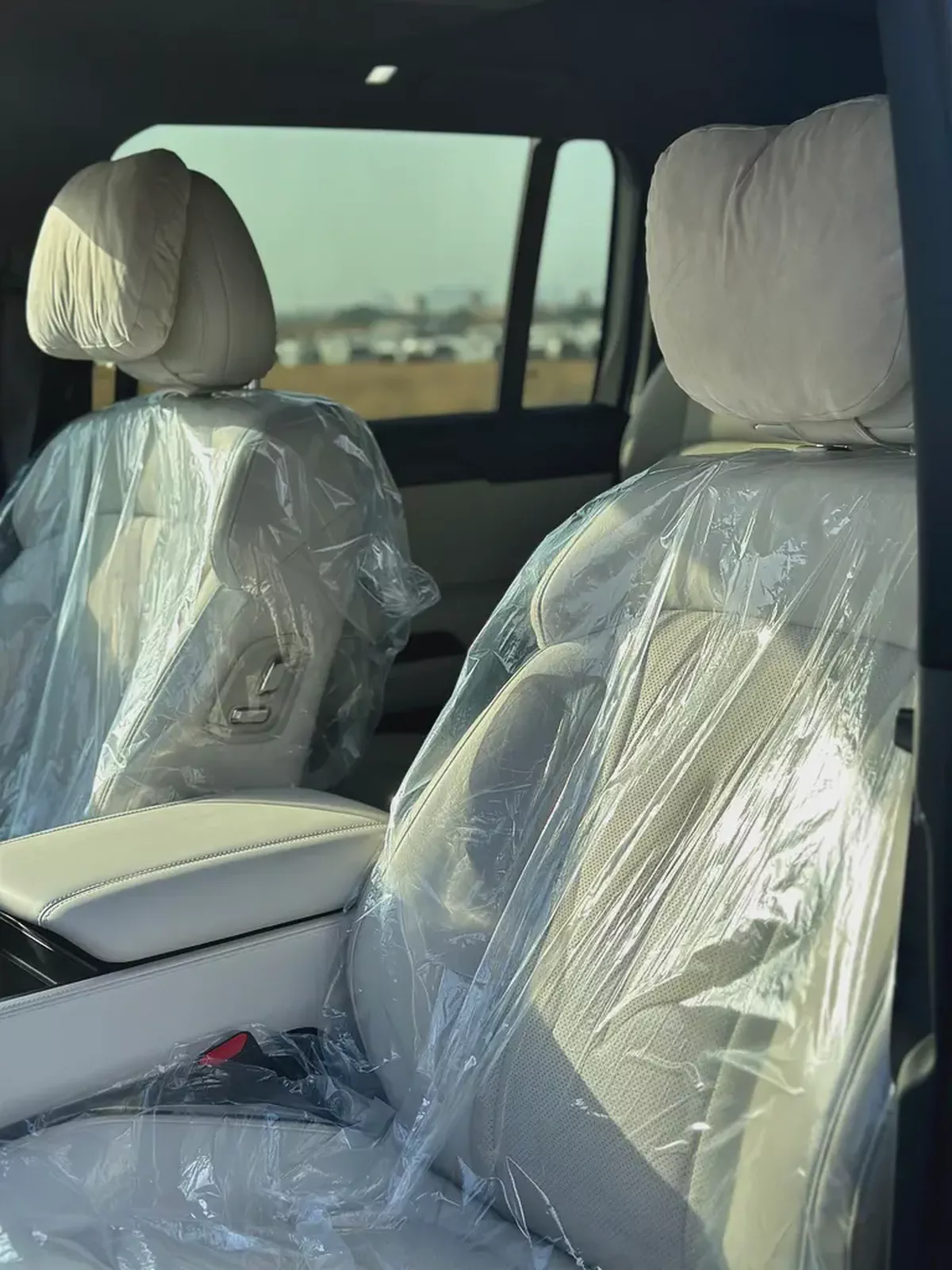 EXCELLENT CONDITION | LOW MILEAGE | 7 SEATER | CHINESE SPECS ROX 01 | 2023 | White / White-12-12