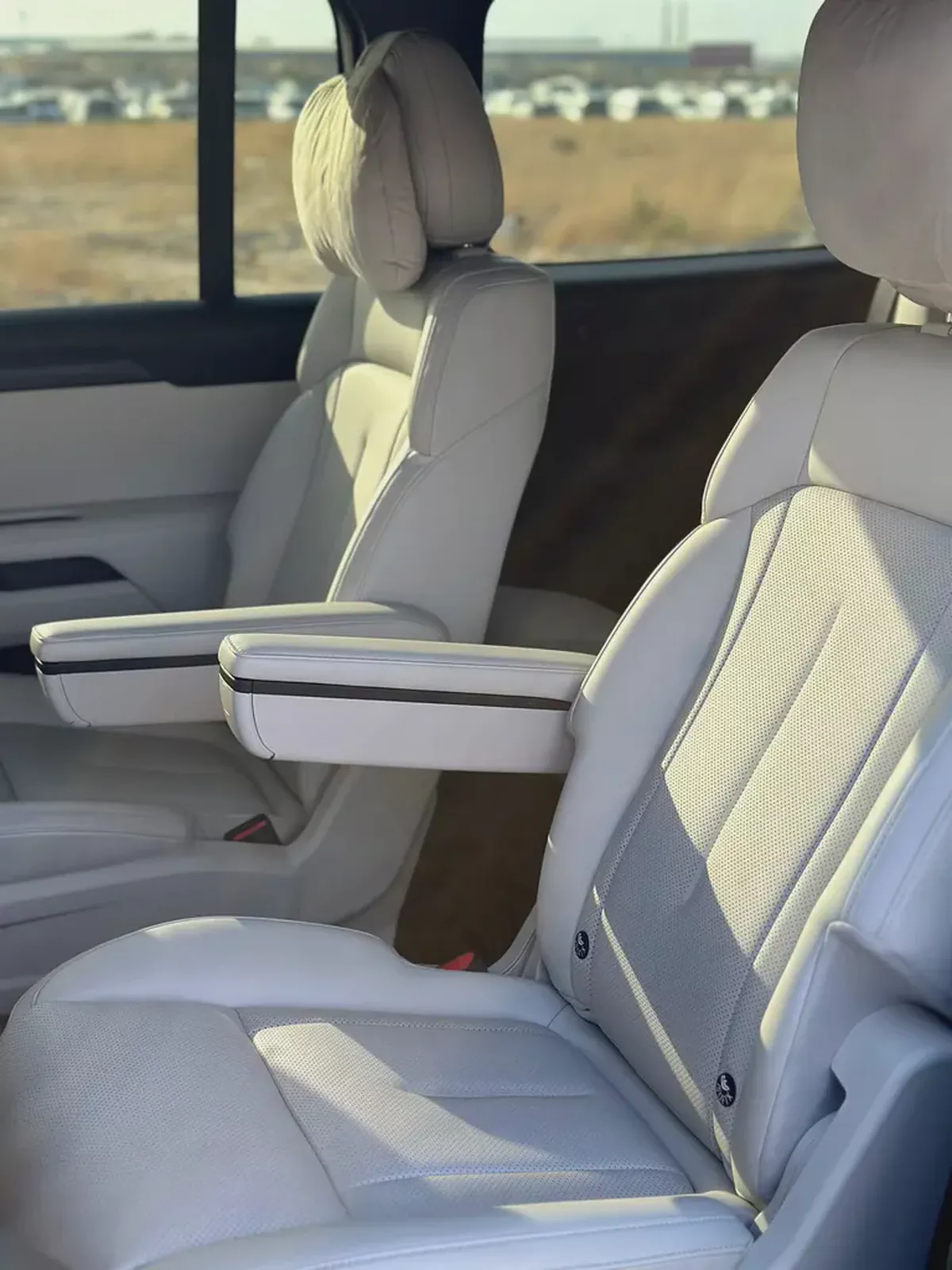 EXCELLENT CONDITION | LOW MILEAGE | 7 SEATER | CHINESE SPECS ROX 01 | 2023 | White / White-16-16