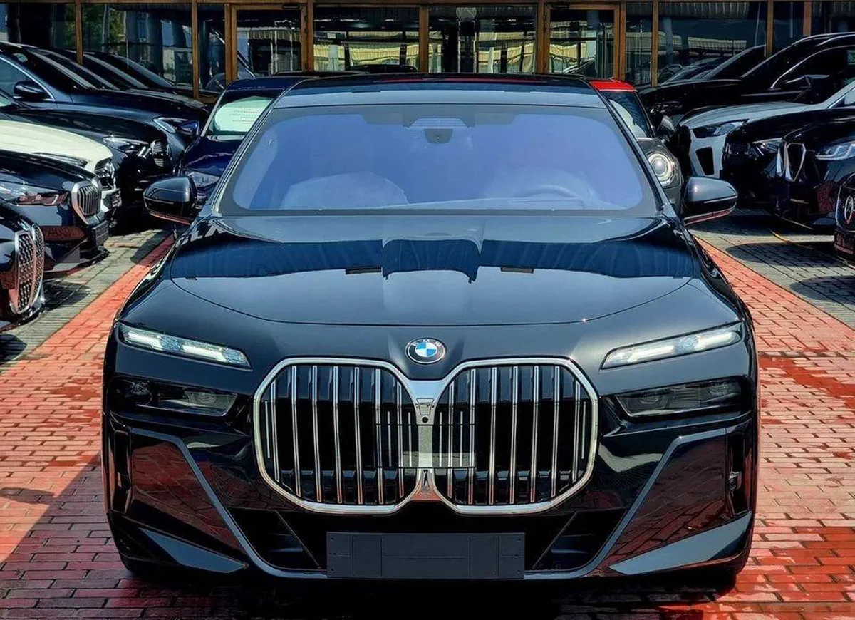 BMW 740i M SPORT INDIVIDUAL M Sport Warranty & Service 2026 GCC-1-1