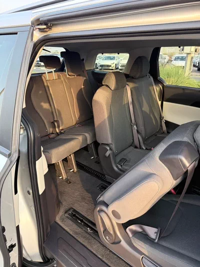 Kia Carnival EX-17
