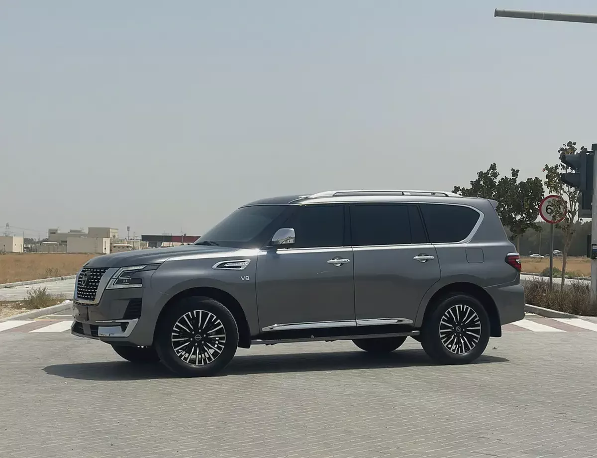 Nissan Patrol Platinum 2023 | V8 400hp | GCC | VIP Custom Interior | Starlight Ceiling-4-4