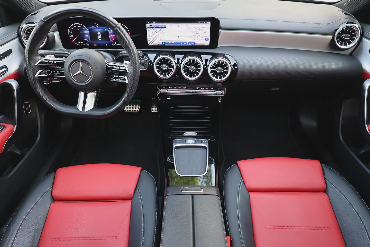 A200 AMG - GCC SPECS - UNDER WARRANTY / SERVICE CONTRACT 105,000 KM FROM GARGASH - ACCIDENT FREE --13-13