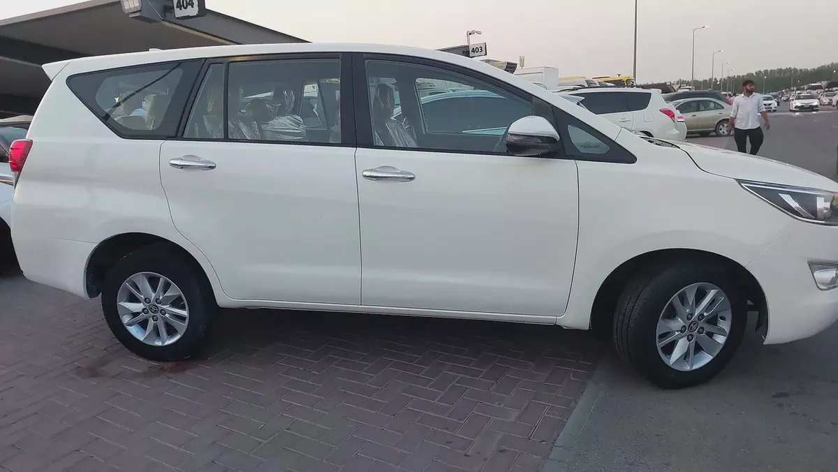Toyota Innova SE 2020 GCC Specs - Family Car in Excellent Condition-2-2