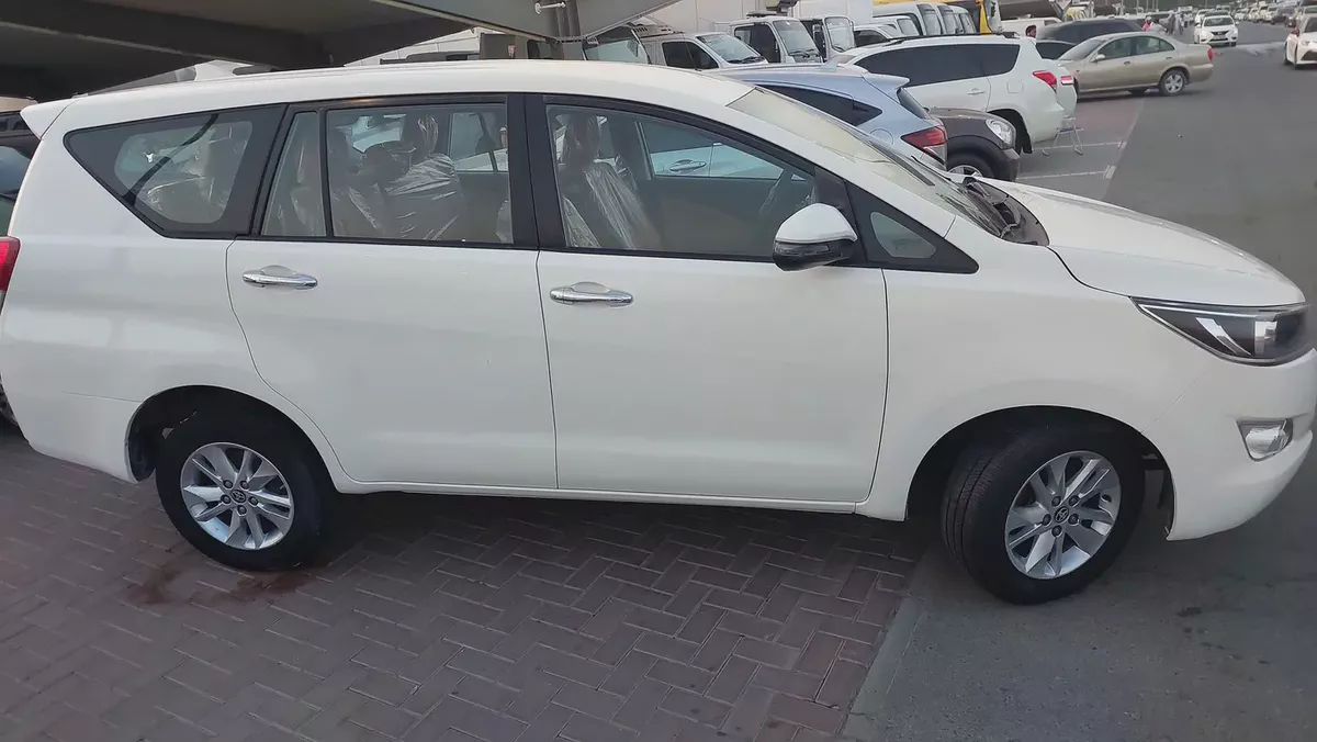 Toyota Innova SE 2020 GCC Specs - Family Car in Excellent Condition-3-3